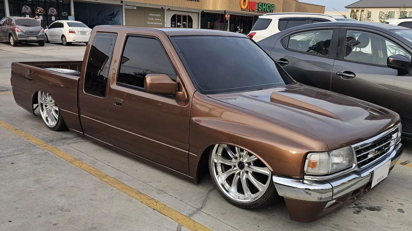 You are currently viewing Spot of the Day 3 : Lowrider Toyota Hilux